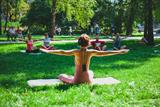 eine Person, die Yoga in einem Park macht